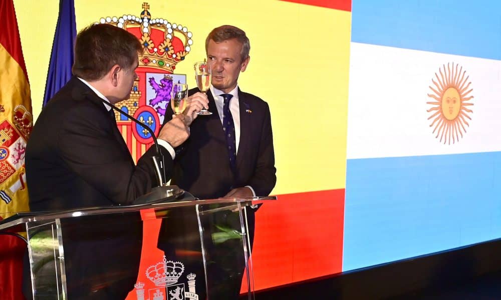 El presidente de la Xunta de Galicia, Alfonso Rueda (d) brinda con el embajador de España en Argentina, Joaquín de Aristegui, durante la celebración de la Fiesta Nacional de España este viernes, en la embajada de España en Buenos Aires (Argentina). EFE/ Matías Martín Campaya