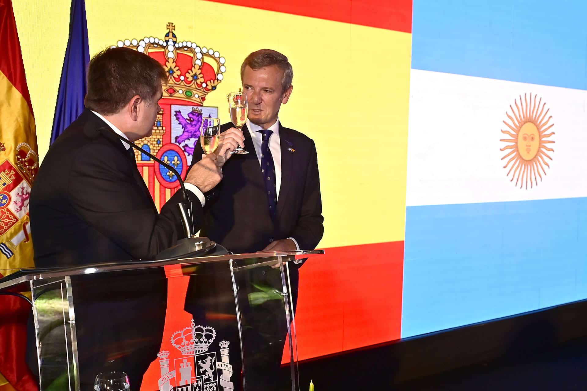 El presidente de la Xunta de Galicia, Alfonso Rueda (d) brinda con el embajador de España en Argentina, Joaquín de Aristegui, durante la celebración de la Fiesta Nacional de España este viernes, en la embajada de España en Buenos Aires (Argentina). EFE/ Matías Martín Campaya