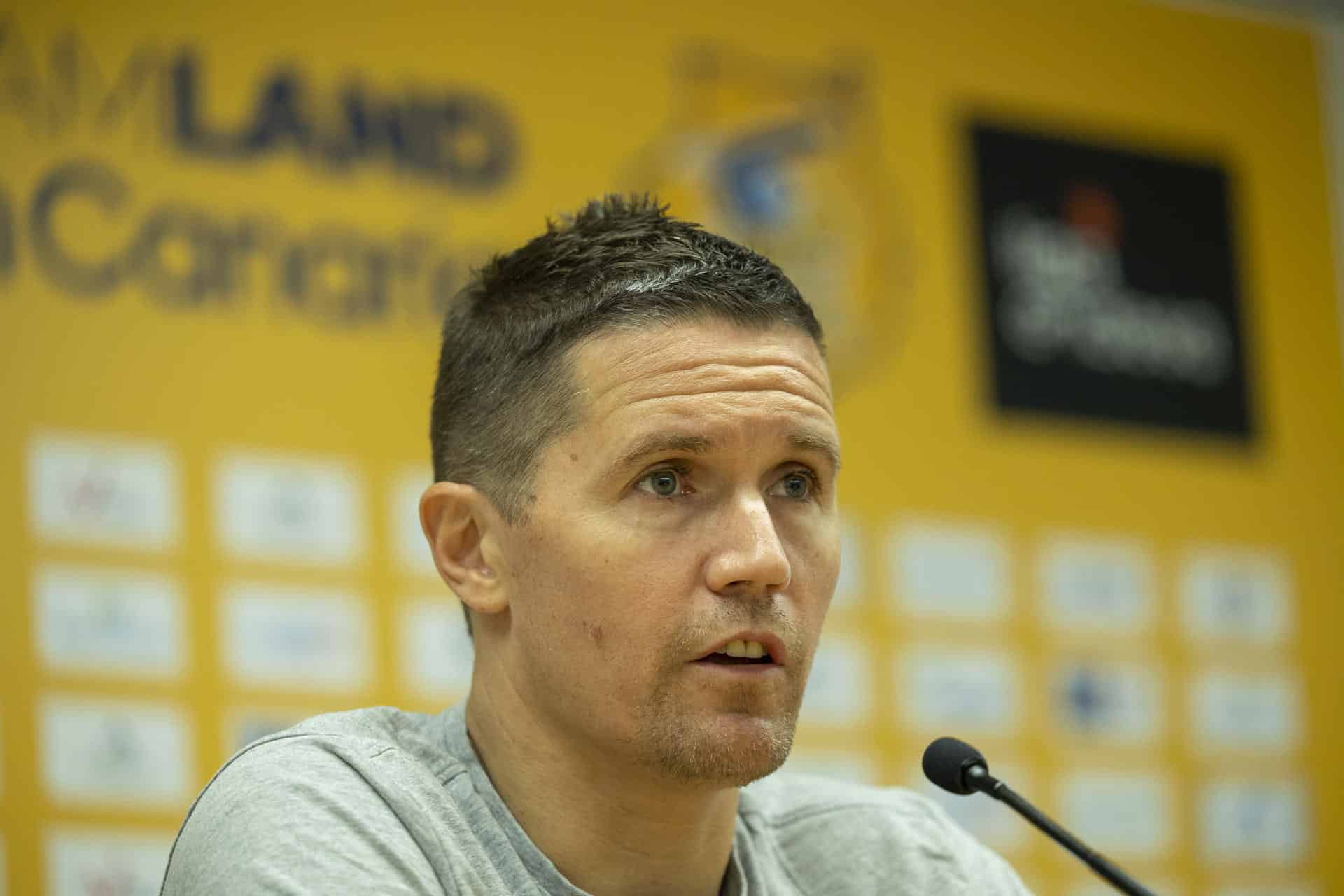 El entrenador del Dreamland Gran Canaria, Jaka Lakovic, comenta en rueda de prensa el partido que su equipo juega contra Unicaja en la segunda jornada de la Liga Endesa. EFE/Quique Curbelo