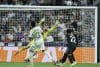 El defensa brasileño del Real Madrid Éder Militão (i) dispara a puerta este miércoles, durante el partido de la jornada 3 de la Liga de Campeones UEFA, entre el Real Madrid y la Juventus, en el estadio Santiago Bernabéu de Madrid. EFE/ JuanJo Martín