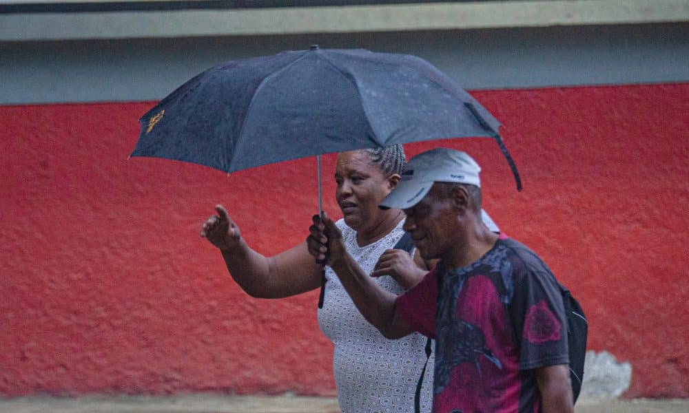 Una pareja camina bajo la lluvia en Puerto Príncipe (Haití). Foto de archivo. EFE/ Mentor David Lorens