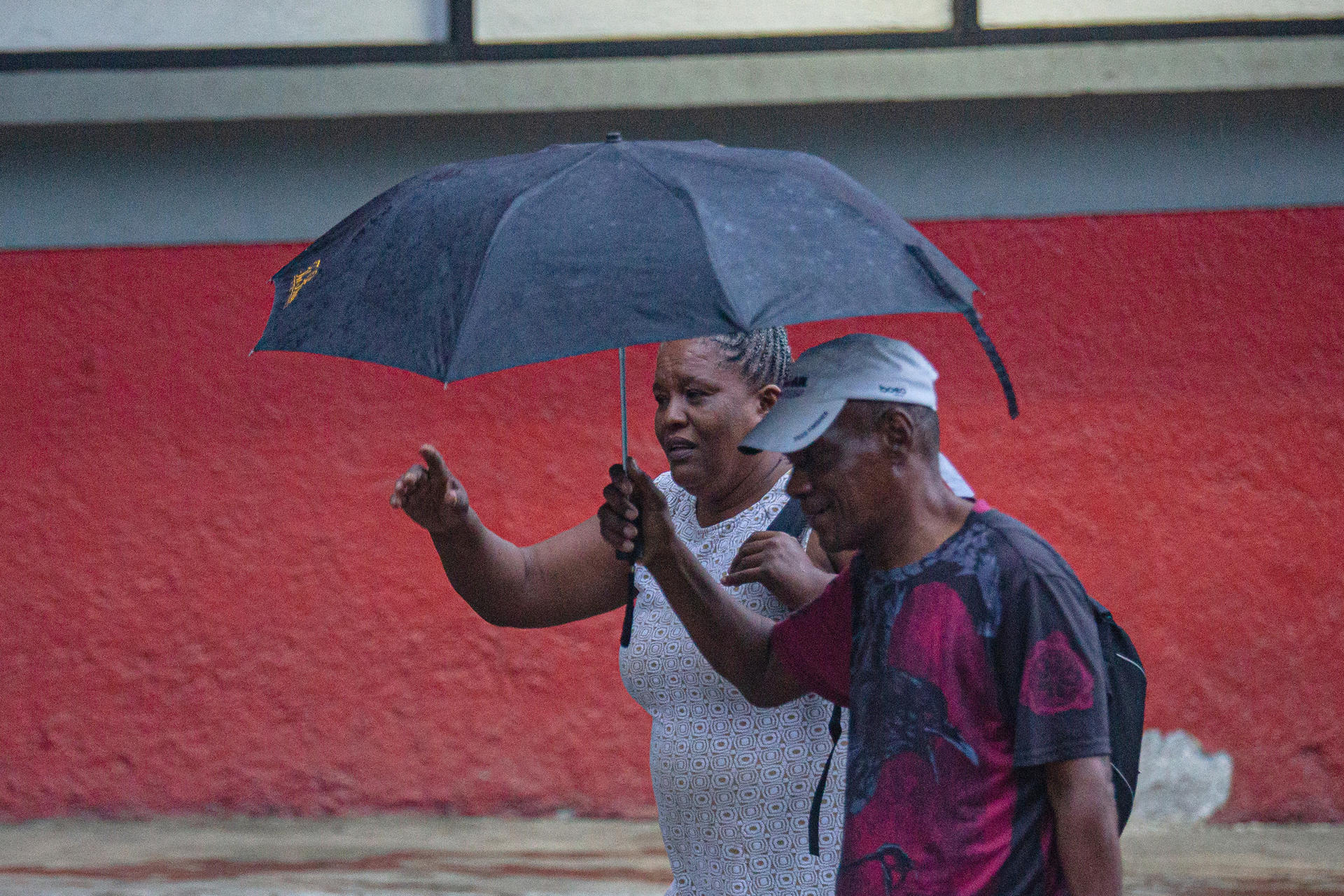 Una pareja camina bajo la lluvia en Puerto Príncipe (Haití). Foto de archivo. EFE/ Mentor David Lorens