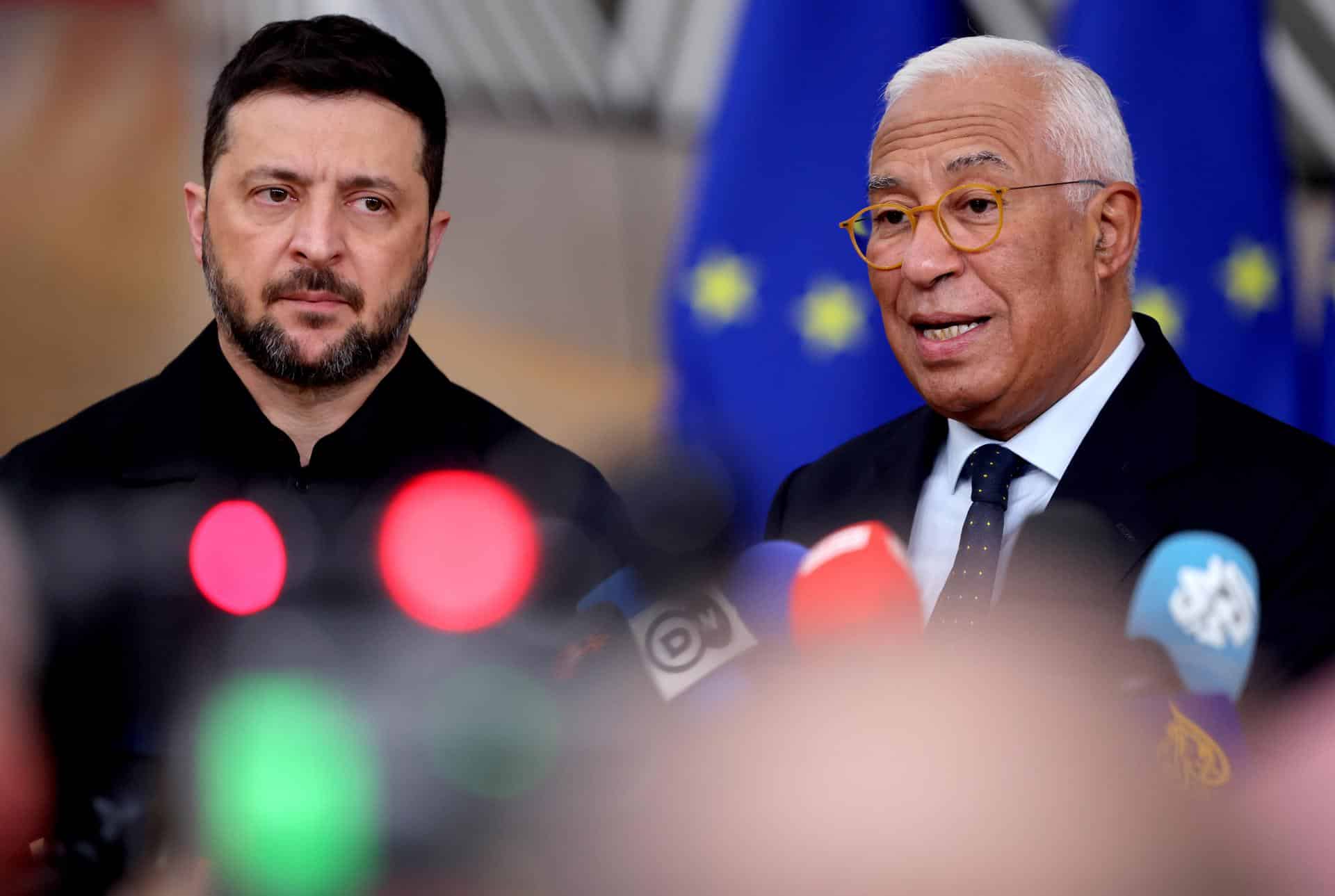 El presidente de Ucrania, Volodímir Zelenski (i) y el presidente del Consejo Europeo, António Costa (d), responden preguntas de los medios de comunicación al llegar al Consejo Europeo de este jueves en Bruselas. EFE/EPA/OLIVIER MATTHYS