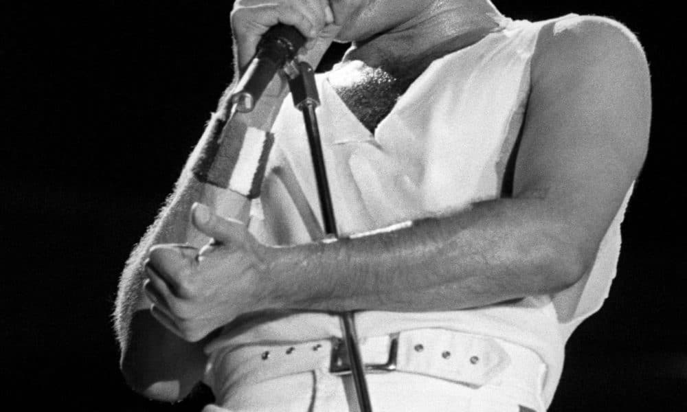 El cantante británico Freddie Mercury, líder del grupo musical "Queen", durante su actuación en el Mini Estadi del F.C. Barcelona antes más de treinta mil personas. EFE/Archivo/Sergio Lainz.