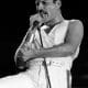El cantante británico Freddie Mercury, líder del grupo musical "Queen", durante su actuación en el Mini Estadi del F.C. Barcelona antes más de treinta mil personas. EFE/Archivo/Sergio Lainz.