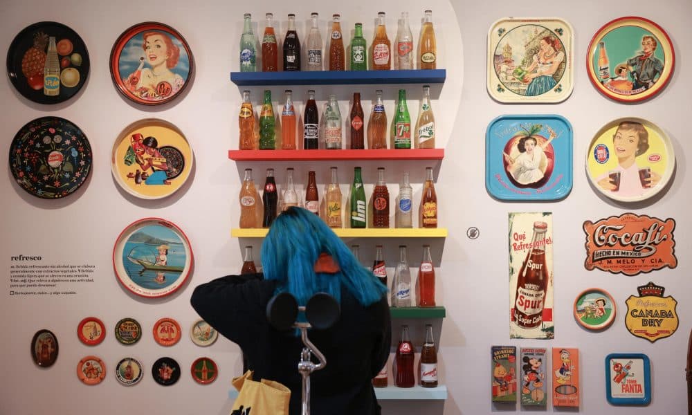 Una mujer observa la exposición ‘La colección, con todas sus letras’ este jueves, en el Museo del Objeto (MODO) en Ciudad de México (México). EFE/Alex Cruz