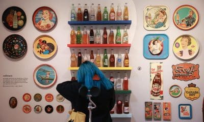 Una mujer observa la exposición ‘La colección, con todas sus letras’ este jueves, en el Museo del Objeto (MODO) en Ciudad de México (México). EFE/Alex Cruz
