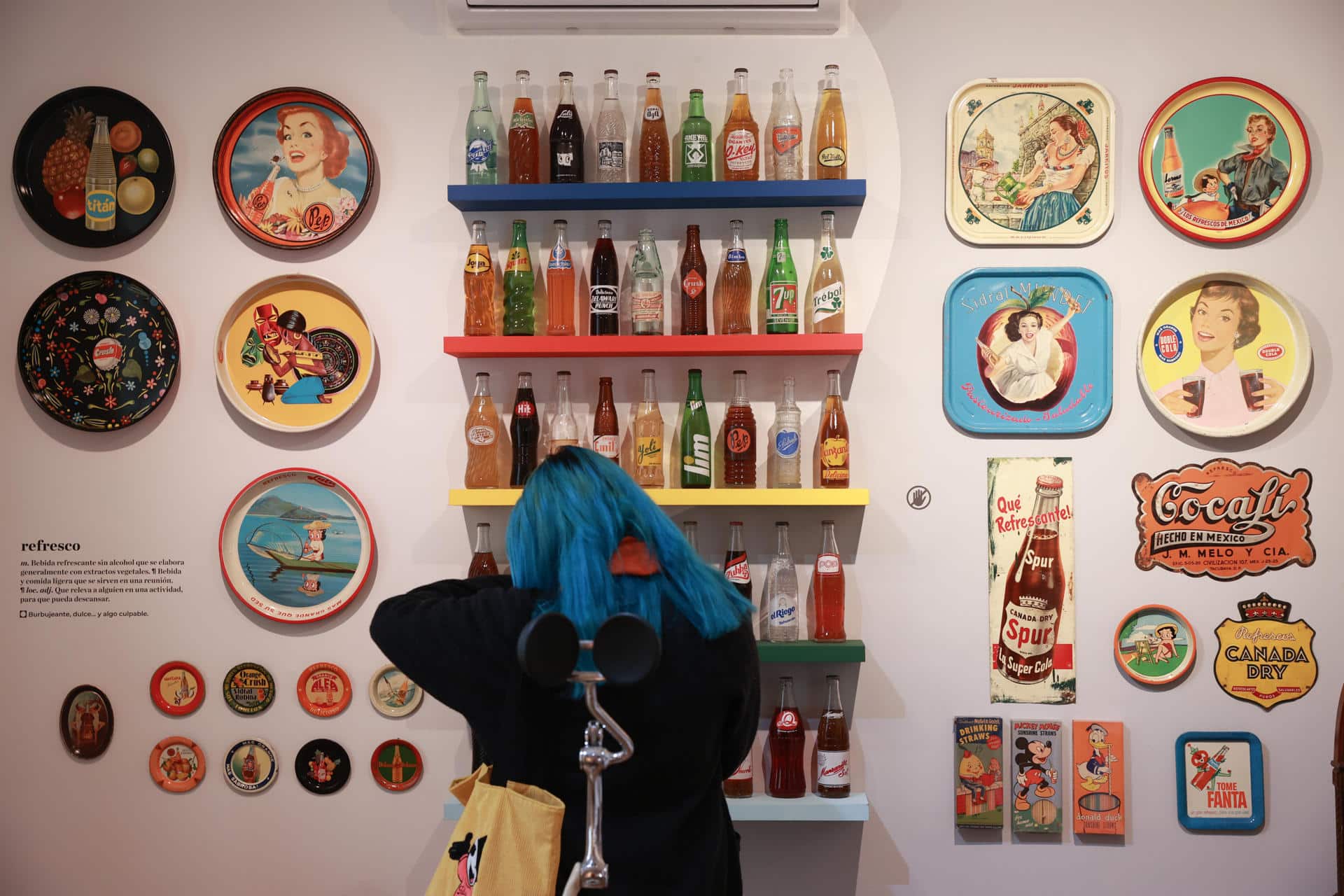 Una mujer observa la exposición ‘La colección, con todas sus letras’ este jueves, en el Museo del Objeto (MODO) en Ciudad de México (México). EFE/Alex Cruz