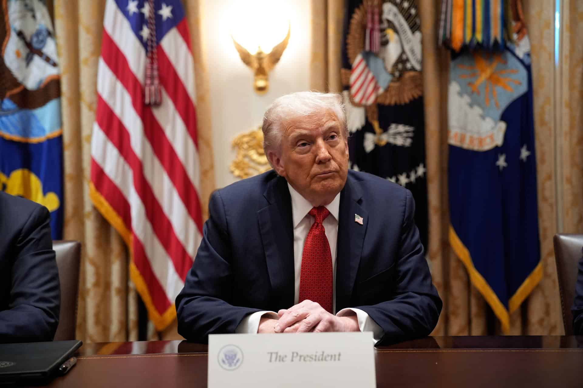 El presidente de Estados Unidos, Donald Trump, en la Sala del Gabinete de la Casa Blanca en Washington, DC, EE.UU. EFE/YURI GRIPAS