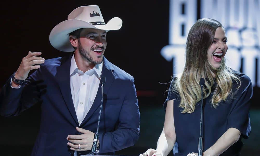 El gobernador de Nuevo León,  Samuel García y su esposa Mariana Rodríguez Cantú, participan en una rueda de prensa, este martes en Ciudad de México (México). EFE/Isaac Esquivel