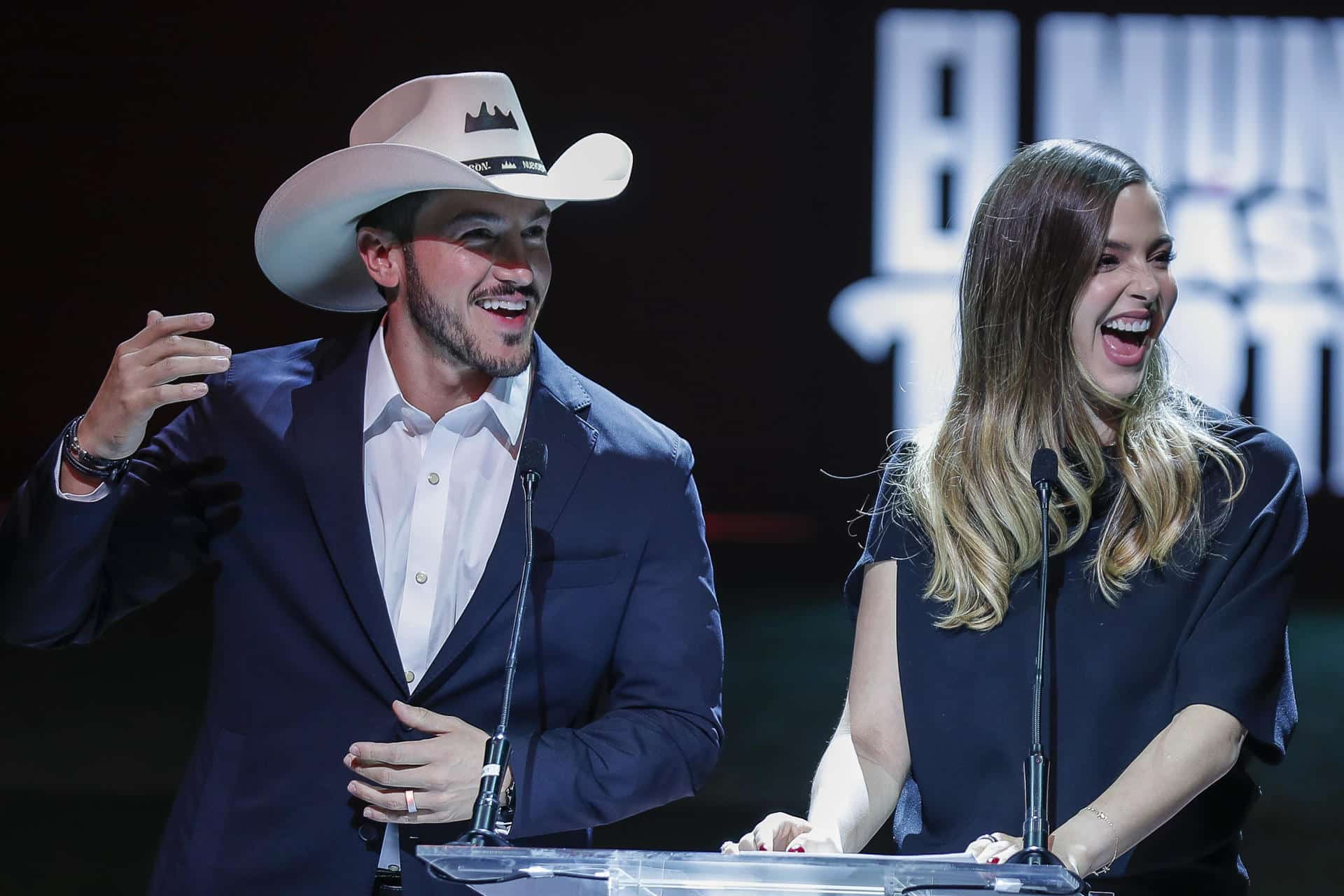 El gobernador de Nuevo León,  Samuel García y su esposa Mariana Rodríguez Cantú, participan en una rueda de prensa, este martes en Ciudad de México (México). EFE/Isaac Esquivel