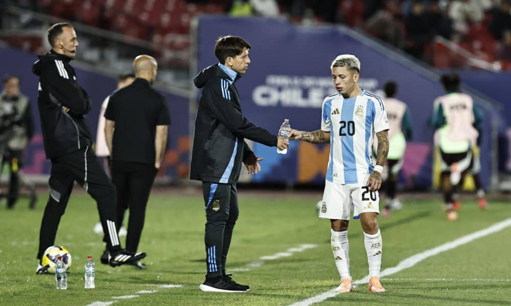 El entrenador de Argentina, Diego Placente, da instrucciones este sábado en el partido de cuartos de final del Mundial Sub-20 ante México. EFE/Osvaldo Villarroel
