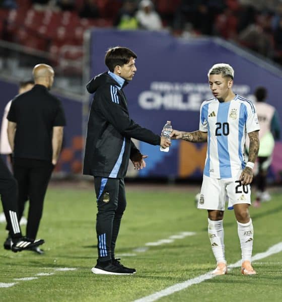 El entrenador de Argentina, Diego Placente, da instrucciones este sábado en el partido de cuartos de final del Mundial Sub-20 ante México. EFE/Osvaldo Villarroel