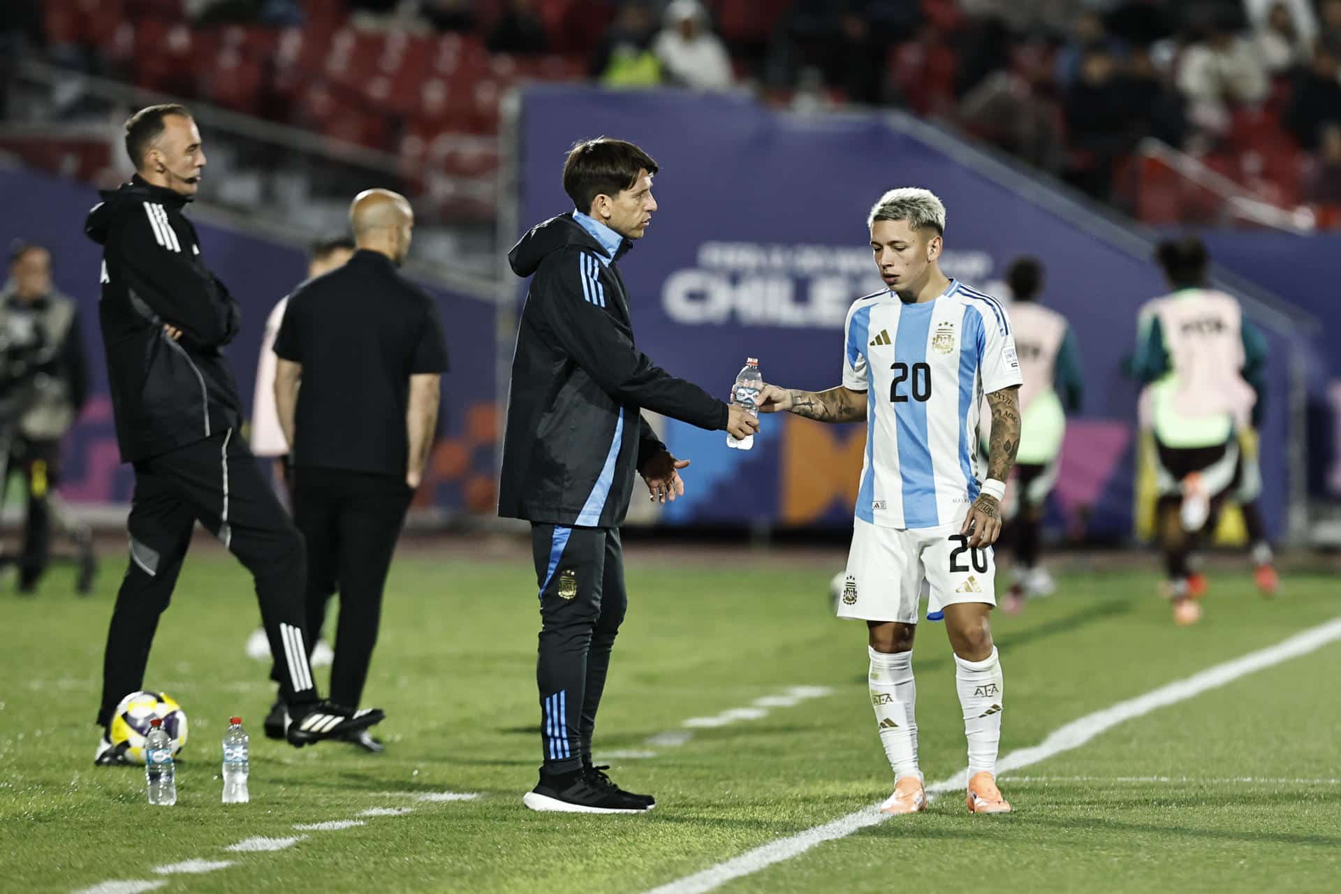 El entrenador de Argentina, Diego Placente, da instrucciones este sábado en el partido de cuartos de final del Mundial Sub-20 ante México. EFE/Osvaldo Villarroel