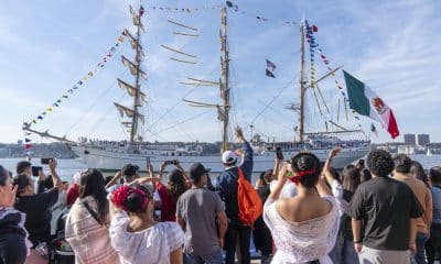 Personas despiden al buque escuela de la Armada Mexicana Cuauhtémoc este sábado, en Nueva York (EE.UU.). EFE/Ángel Colmenares