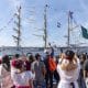 Personas despiden al buque escuela de la Armada Mexicana Cuauhtémoc este sábado, en Nueva York (EE.UU.). EFE/Ángel Colmenares