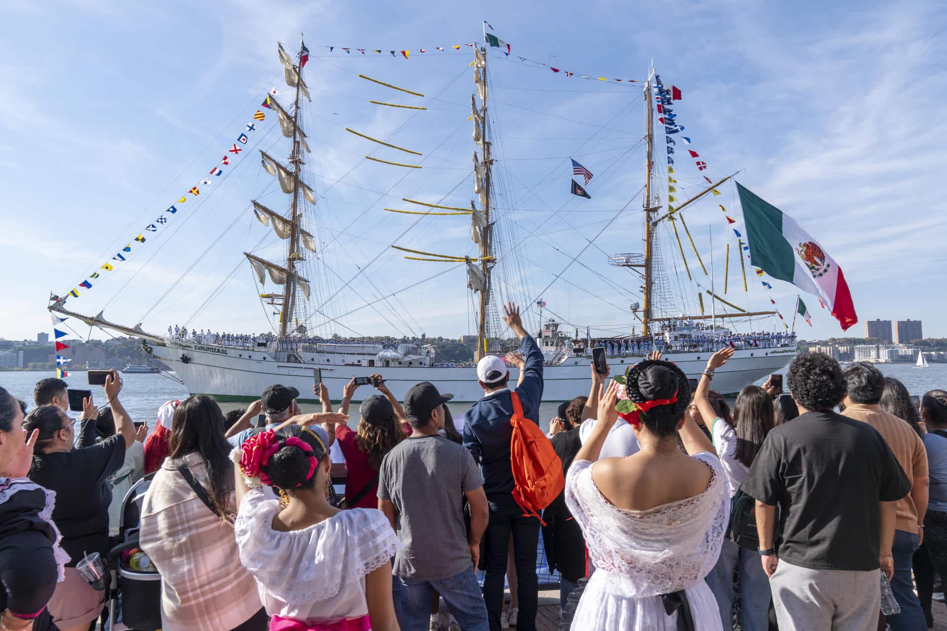 Personas despiden al buque escuela de la Armada Mexicana Cuauhtémoc este sábado, en Nueva York (EE.UU.). EFE/Ángel Colmenares