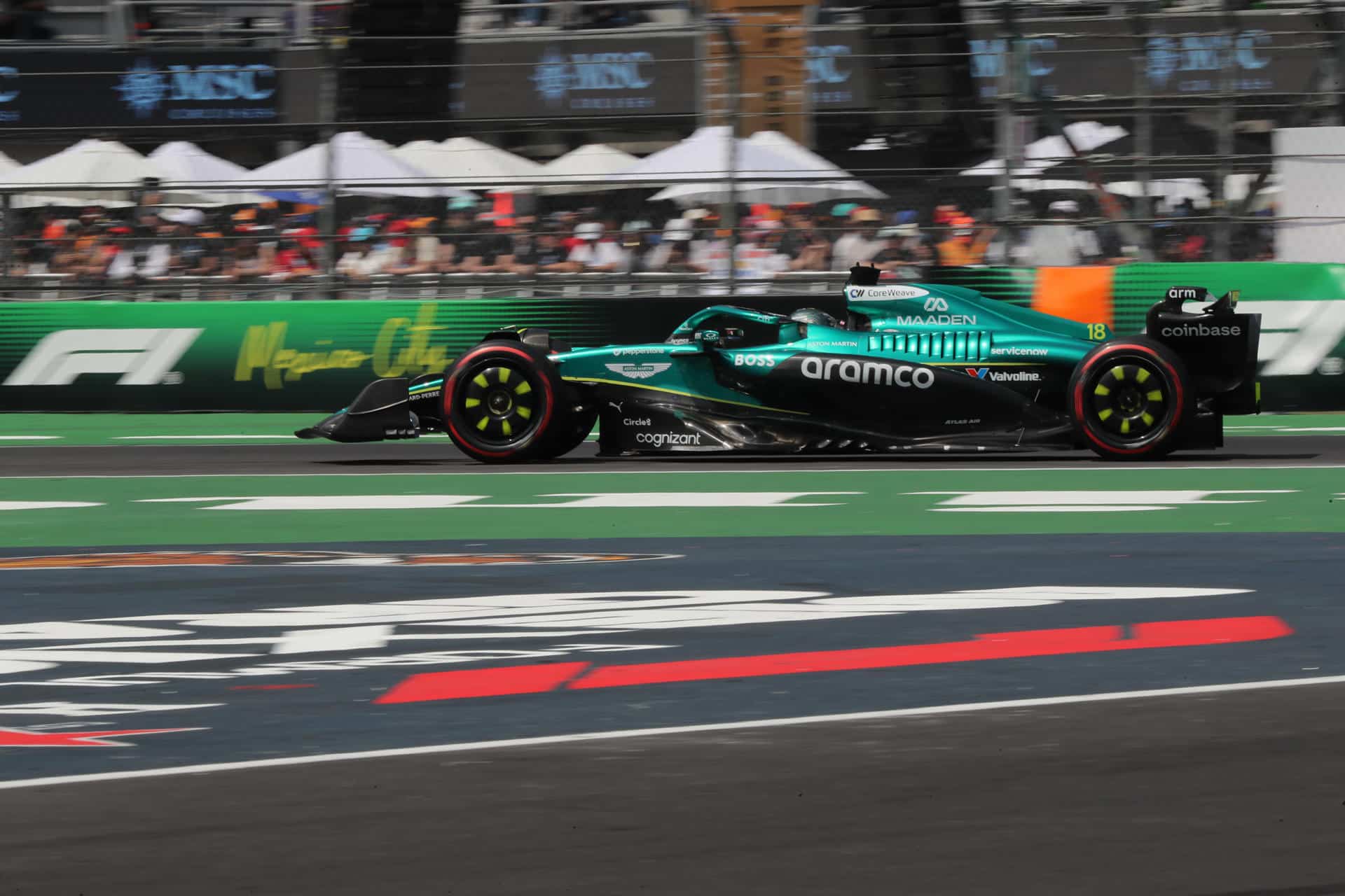 El español Fernando Alonso de Aston Martin, participa durante la tercera sesión de entrenamientos del Gran Premio de México de la Fórmula Uno este sábado, en el Autódromo Hermanos Rodríguez en Ciudad de México (México). EFE/ Mario Guzmán