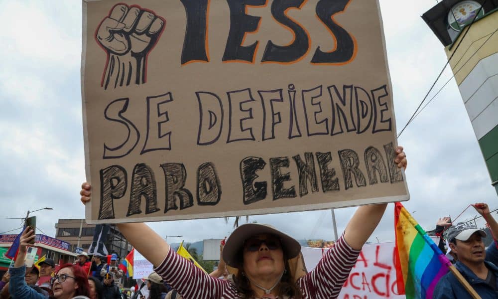 Fotografía de archivo del pasado 12 de octubre que muestra a una persona mientras participa en una manifestación en Quito (Ecuador). EFE/ Gianna Benalcazar