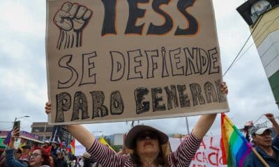 Fotografía de archivo del pasado 12 de octubre que muestra a una persona mientras participa en una manifestación en Quito (Ecuador). EFE/ Gianna Benalcazar