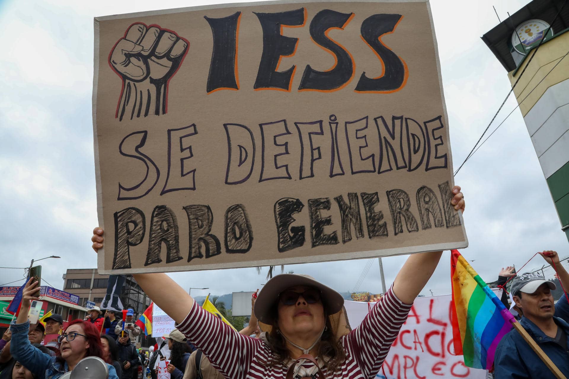 Fotografía de archivo del pasado 12 de octubre que muestra a una persona mientras participa en una manifestación en Quito (Ecuador). EFE/ Gianna Benalcazar