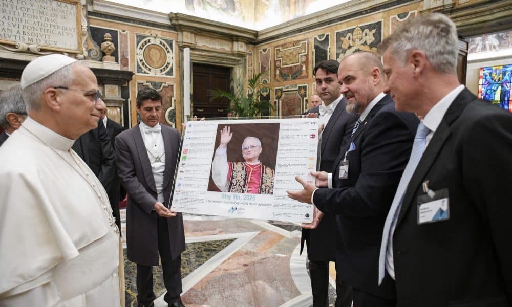 El papa León XIV ha animado este jueves a defender una "información libre" y liberarla de "contaminaciones" como el 'clickbait' y la mentira, durante una audiencia con el consorcio de agencias de noticias Minds que celebra su Conferencia Internacional en Roma. EFE/ Vatican Media SOLO USO EDITORIAL/SOLO DISPONIBLE PARA ILUSTRAR LA NOTICIA QUE ACOMPAÑA (CRÉDITO OBLIGATORIO)
