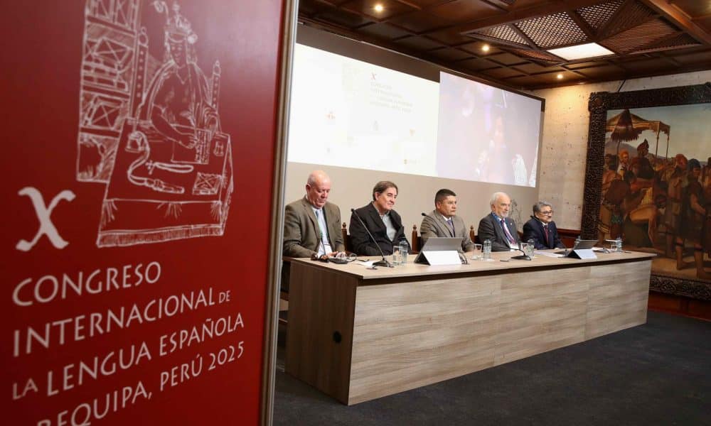De izquierda a derecha, el presidente de la comisión organizadora, el embajador Carlos Chávez Tafur, el director del Instituto Cervantes, Luis García Montero, el alcalde de Arequipa, Victor Hugo Rivera, el director de la Real Academia Española (RAE), Santiago Muñoz y el rector de la Universidad Nacional de San Agustín de Arequipa (UNSA), Hugo Rojas Flores, en la rueda de prensa de presentación del X Congreso de la Lengua Española este 13 de octubre de 2025, en Arequipa (Perú). EFE/ Paolo Aguilar