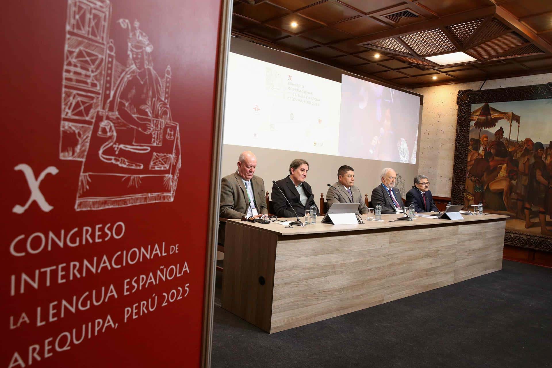 De izquierda a derecha, el presidente de la comisión organizadora, el embajador Carlos Chávez Tafur, el director del Instituto Cervantes, Luis García Montero, el alcalde de Arequipa, Victor Hugo Rivera, el director de la Real Academia Española (RAE), Santiago Muñoz y el rector de la Universidad Nacional de San Agustín de Arequipa (UNSA), Hugo Rojas Flores, en la rueda de prensa de presentación del X Congreso de la Lengua Española este 13 de octubre de 2025, en Arequipa (Perú). EFE/ Paolo Aguilar