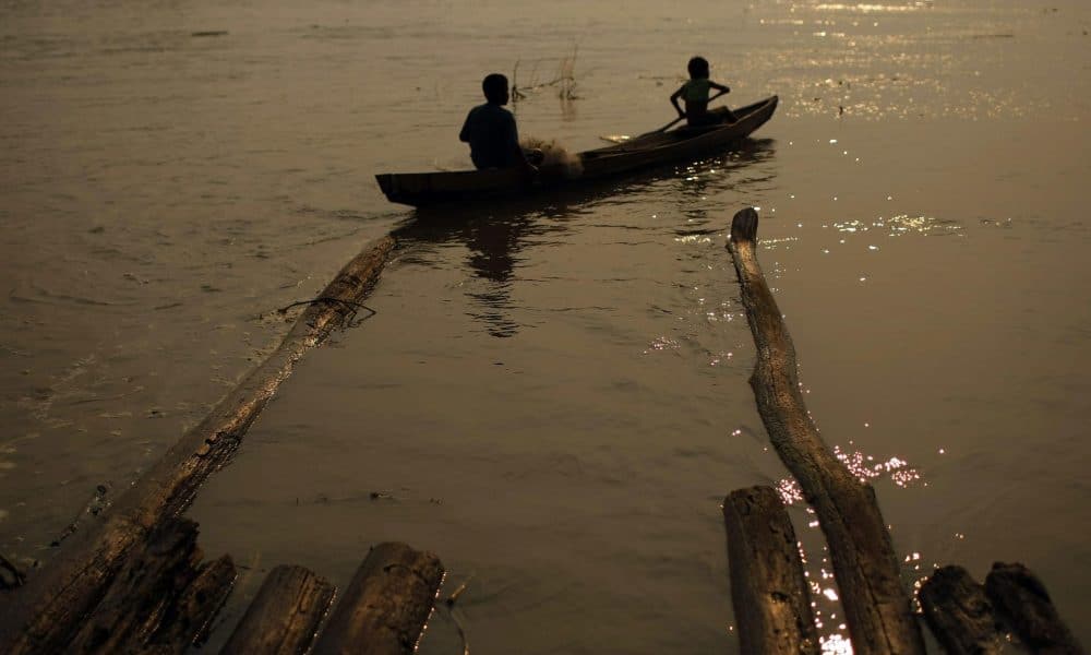Fotografía de archivo de dos indígenas de la étnia Ticuna al navegar en el río Amazonas, cerca de Leticia (capital del departamento colombiano homónimo al afluente). EFE/Jeffrey Arguedas