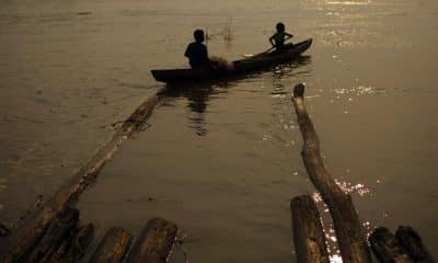 Fotografía de archivo de dos indígenas de la étnia Ticuna al navegar en el río Amazonas, cerca de Leticia (capital del departamento colombiano homónimo al afluente). EFE/Jeffrey Arguedas
