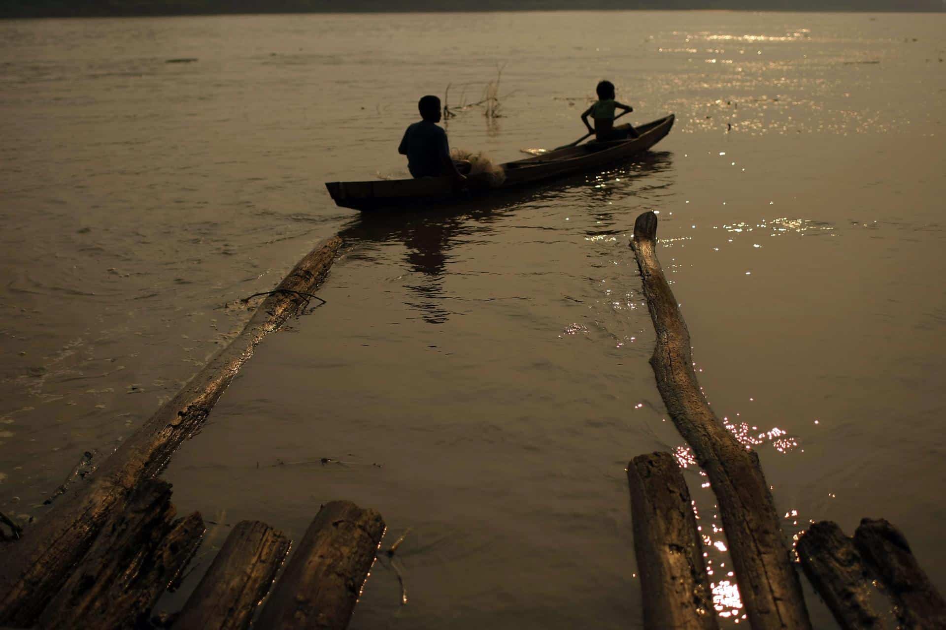 Fotografía de archivo de dos indígenas de la étnia Ticuna al navegar en el río Amazonas, cerca de Leticia (capital del departamento colombiano homónimo al afluente). EFE/Jeffrey Arguedas