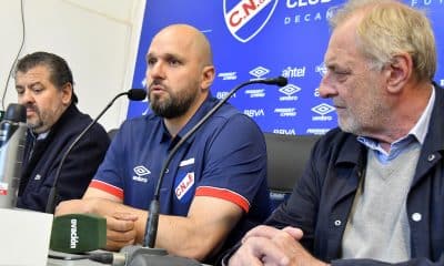 Jadson Viera (c) habla junto al presidente del equipo de fútbol Nacional, Ricardo Vairo (d), y el vicepresidente, Flavio Perchman, durante la rueda de prensa en la que fue presentado como nuevo director técnico del equipo uruguayo. EFE/ STR
