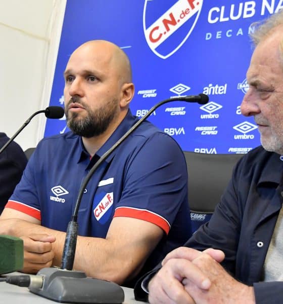 Jadson Viera (c) habla junto al presidente del equipo de fútbol Nacional, Ricardo Vairo (d), y el vicepresidente, Flavio Perchman, durante la rueda de prensa en la que fue presentado como nuevo director técnico del equipo uruguayo. EFE/ STR