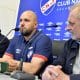 Jadson Viera (c) habla junto al presidente del equipo de fútbol Nacional, Ricardo Vairo (d), y el vicepresidente, Flavio Perchman, durante la rueda de prensa en la que fue presentado como nuevo director técnico del equipo uruguayo. EFE/ STR
