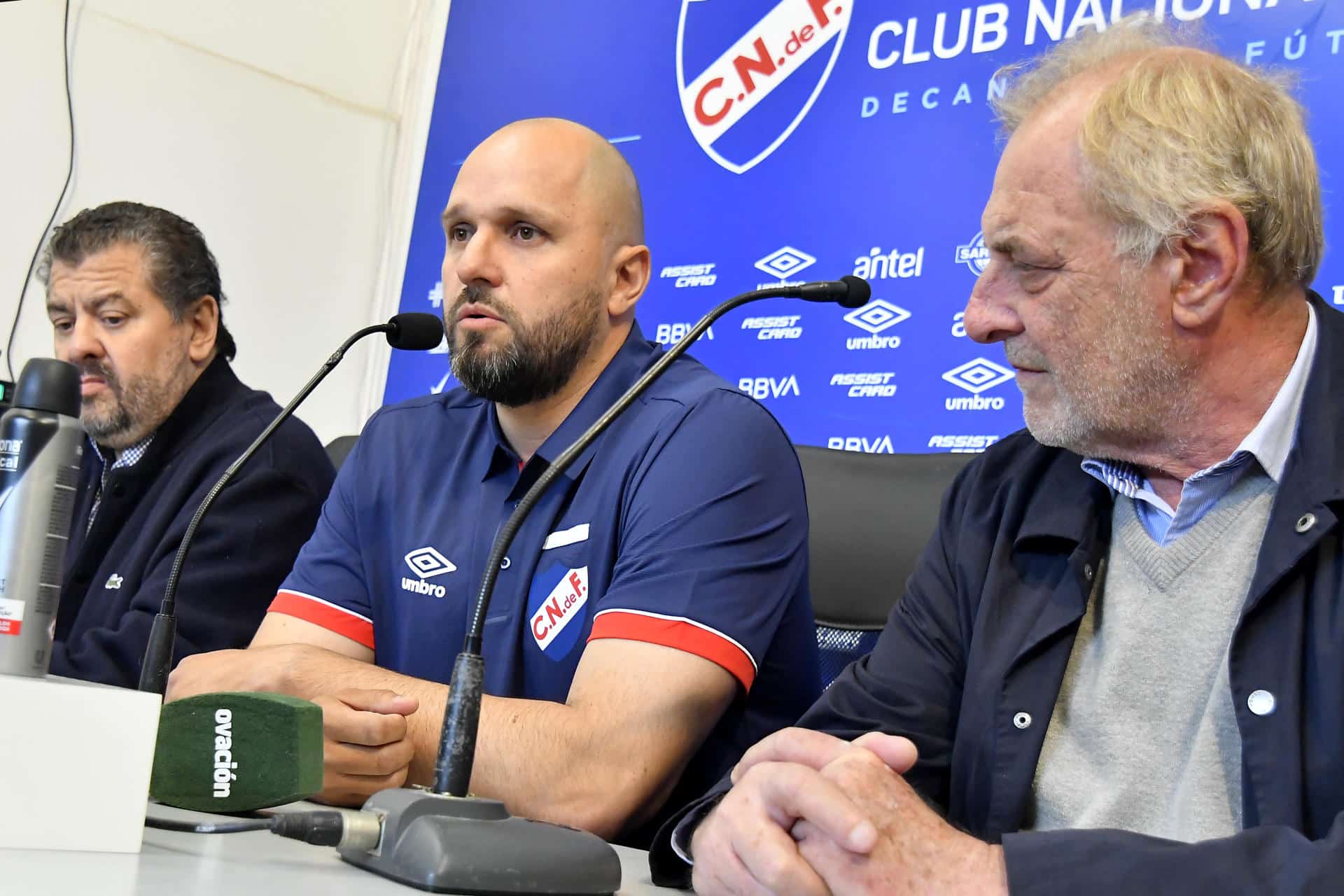 Jadson Viera (c) habla junto al presidente del equipo de fútbol Nacional, Ricardo Vairo (d), y el vicepresidente, Flavio Perchman, durante la rueda de prensa en la que fue presentado como nuevo director técnico del equipo uruguayo. EFE/ STR