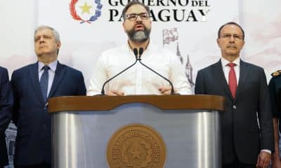 El ministro de Justicia de Paraguay, Rodrigo Nicora (c), habla junto al ministro del Interior de Paraguay, Enrique Riera (i), y el ministro de Defensa de Paraguay, Óscar González, durante una rueda de prensa este lunes, en Asunción (Paraguay). EFE/ Juan Pablo Pino