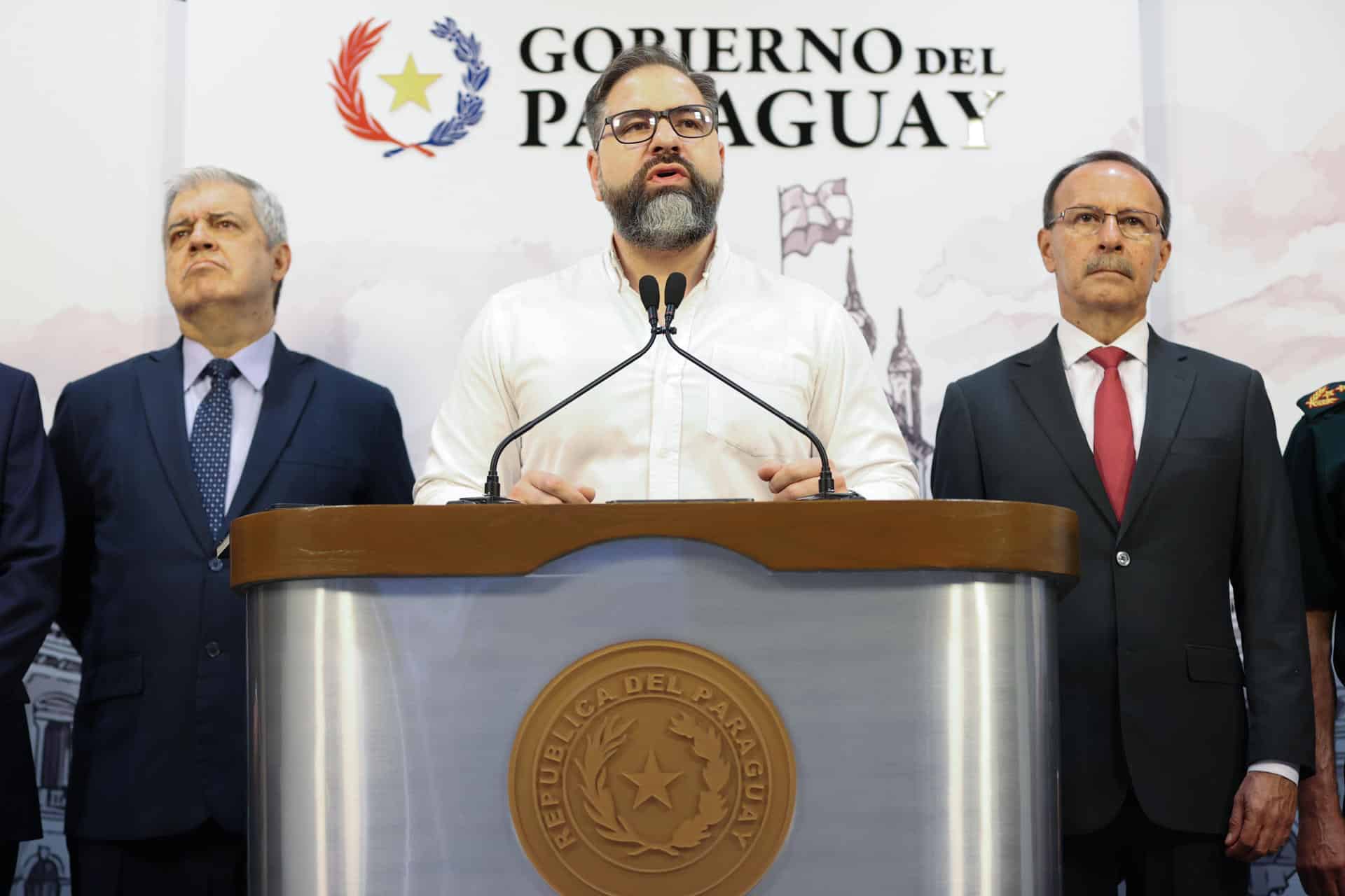 El ministro de Justicia de Paraguay, Rodrigo Nicora (c), habla junto al ministro del Interior de Paraguay, Enrique Riera (i), y el ministro de Defensa de Paraguay, Óscar González, durante una rueda de prensa este lunes, en Asunción (Paraguay). EFE/ Juan Pablo Pino