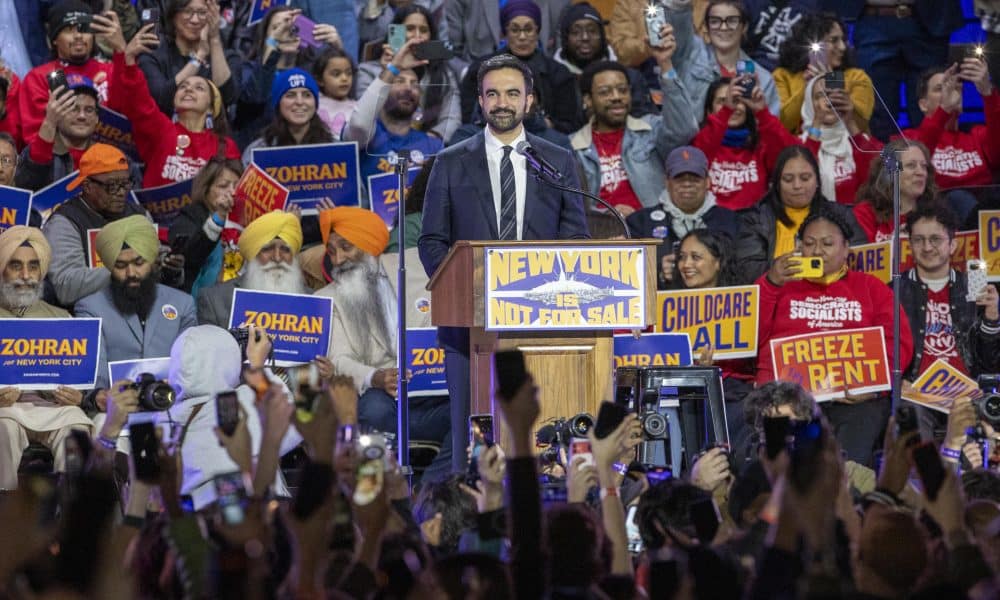 El candidato demócrata a alcalde de Nueva York, el asambleísta Zohran Mamdani, habla en un acto político durante el mitin 'New York no está a la venta' este domingo, en el estadio de tenis de Forest Hills, en Nueva York (Estados Unidos). EFE/Ángel Colmenares