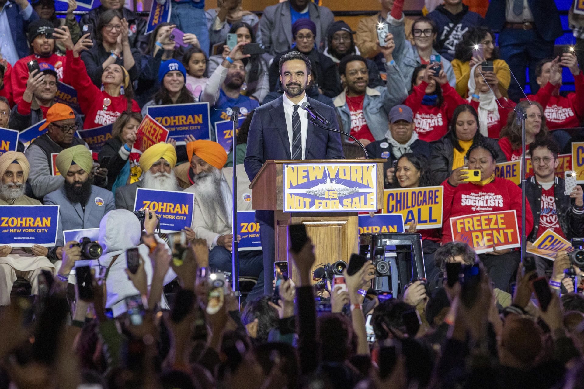 El candidato demócrata a alcalde de Nueva York, el asambleísta Zohran Mamdani, habla en un acto político durante el mitin 'New York no está a la venta' este domingo, en el estadio de tenis de Forest Hills, en Nueva York (Estados Unidos). EFE/Ángel Colmenares