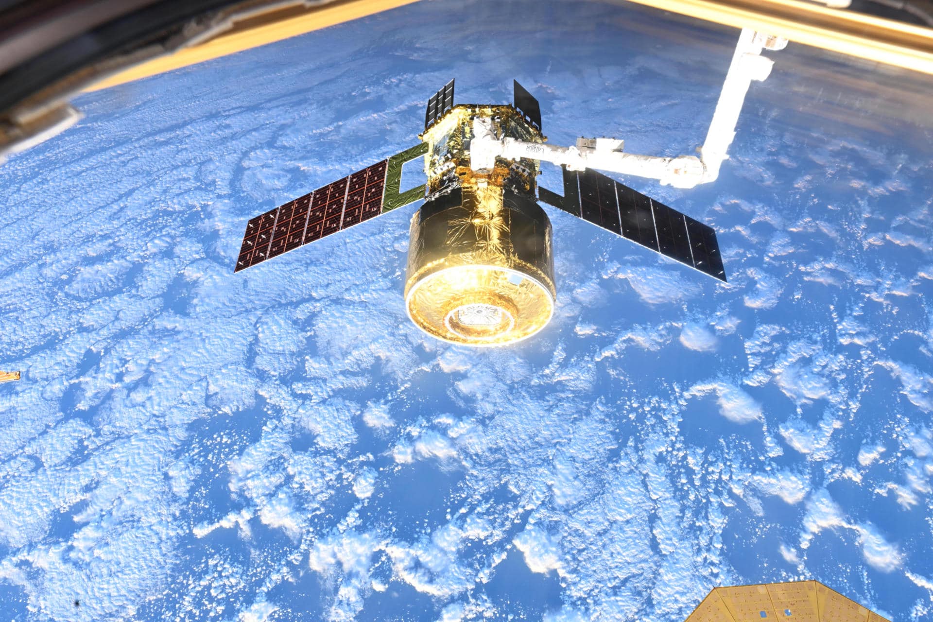 Fotografía tomada de la cuenta de X @Astro_Kimiya del astronauta japonés Kimiya Yui que muestra el vehículo no tripulado HTV-X1 lanzado por la Agencia Aeroespacial japonesa (JAXA), el pasado fin de semana con suministros para la Estados Espacial Internacional (EEI) que arribó con éxito a la base espacial en la madrugada de este jueves. EFE/ @Astro_Kimiya