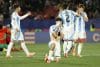 Jugadores de Argentina reaccionan con dolor luego de perder la final de la Copa del Mundo Sub-20 ante Marruecos en el estadio Nacional de Santiago (Chile). EFE/ Elvis González