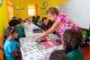 Fotografía del 27 de septiembre de 2025, que muestra a la maestra, Marguerite Foster, dando instrucciones a un grupo de niños, del Grupo de Apoyo a Migrantes de La Romaine (Larms), en San Fernando (Trinidad y Tobago). EFE/ Andrea De Silva