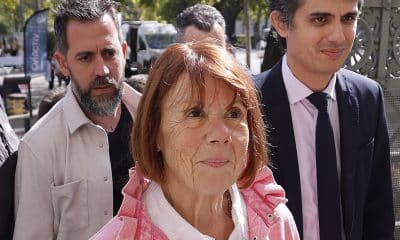 La víctima de violación masiva francesa Gisele Pelicot (C), acompañada de su hijo Florian Pelicot (L) y su abogado Stephane Babonneau (R), llega al tribunal penal de Gard en Nimes, Francia, el 09 de octubre de 2025. Un juicio de apelación que involucra a uno de los acusados condenados en las violaciones masivas cometidas contra Pelicot será escuchado por el tribunal del 06 al 09 de octubre de 2025. (Francia) EFE/EPA/GUILLAUME HORCAJUELO