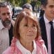 La víctima de violación masiva francesa Gisele Pelicot (C), acompañada de su hijo Florian Pelicot (L) y su abogado Stephane Babonneau (R), llega al tribunal penal de Gard en Nimes, Francia, el 09 de octubre de 2025. Un juicio de apelación que involucra a uno de los acusados condenados en las violaciones masivas cometidas contra Pelicot será escuchado por el tribunal del 06 al 09 de octubre de 2025. (Francia) EFE/EPA/GUILLAUME HORCAJUELO