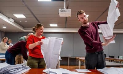 Personal de una mesa electoral cuenta los votos emitidos, en La Haya, Países Bajos, el 29 de octubre de 2025. EFE/EPA/LINA SELG