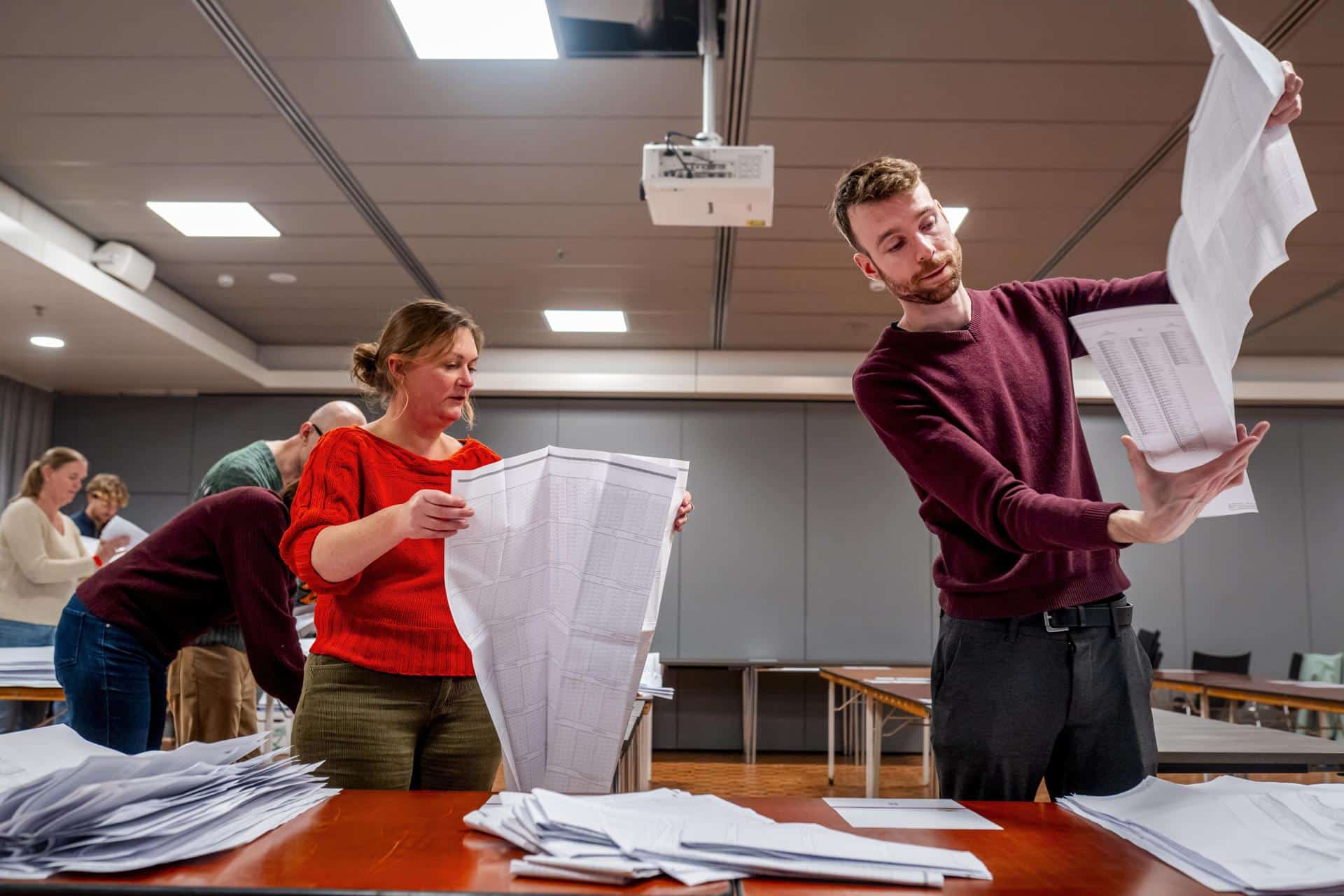 Personal de una mesa electoral cuenta los votos emitidos, en La Haya, Países Bajos, el 29 de octubre de 2025. EFE/EPA/LINA SELG