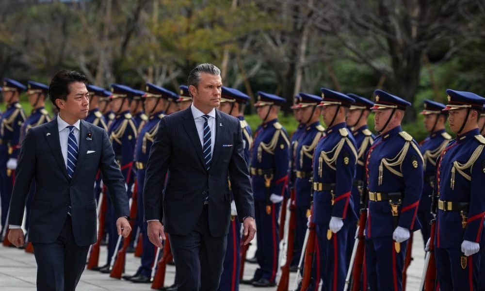 El secretario de Guerra de Estados Unidos, Pete Hegseth, y el ministro de Defensa de Japón, Shinjiro Koizumi, inspeccionan una guardia de honor en Tokio, Japón, el 29 de octubre de 2025. EFE/EPA/TAKASHI AOYAMA / POOL