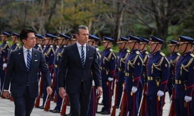 El secretario de Guerra de Estados Unidos, Pete Hegseth, y el ministro de Defensa de Japón, Shinjiro Koizumi, inspeccionan una guardia de honor en Tokio, Japón, el 29 de octubre de 2025. EFE/EPA/TAKASHI AOYAMA / POOL