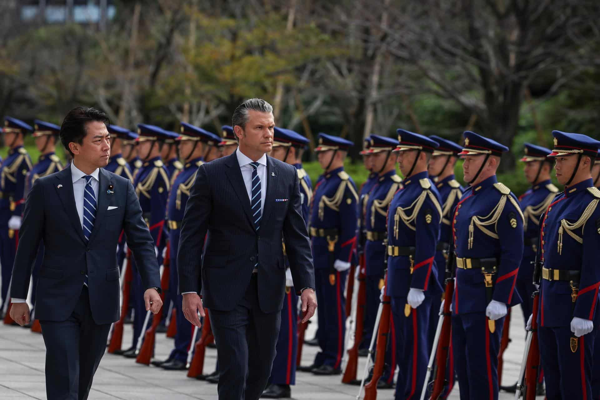 El secretario de Guerra de Estados Unidos, Pete Hegseth, y el ministro de Defensa de Japón, Shinjiro Koizumi, inspeccionan una guardia de honor en Tokio, Japón, el 29 de octubre de 2025. EFE/EPA/TAKASHI AOYAMA / POOL