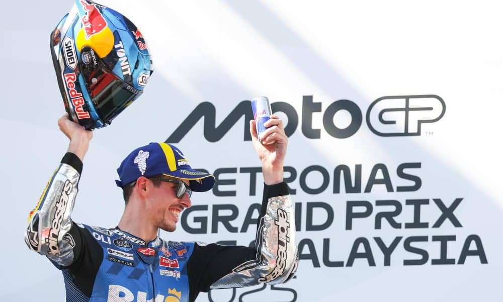 El piloto español de MotoGP Alex Márquez de BK8 Gresini Racing MotoGP celebra después de ganar el Gran Premio de Motociclismo de Malasia en Sepang, Malasia, 26 de octubre de 2025. (Motociclismo, Malasia) EFE/EPA/FAZRY ISMAIL